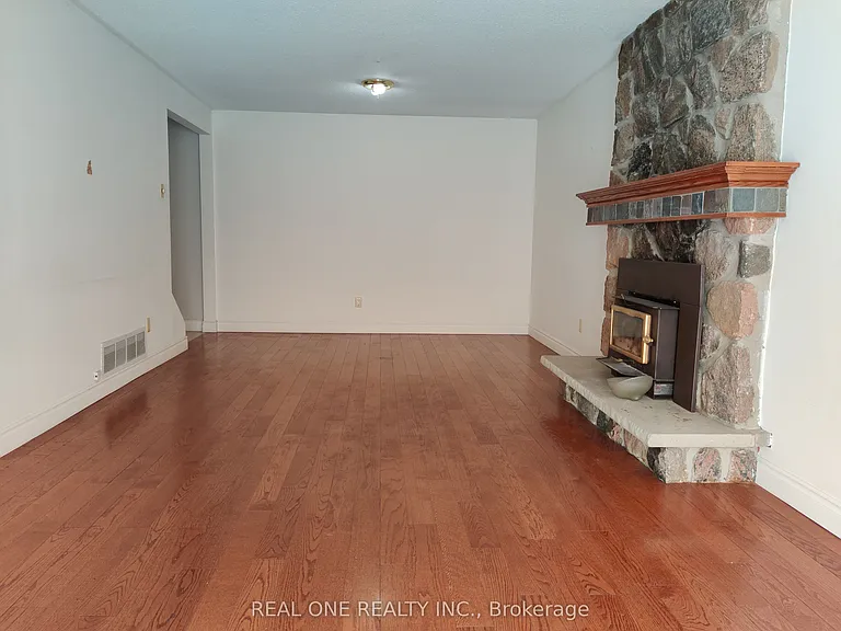 72 Liebeck Cres — Photo 5