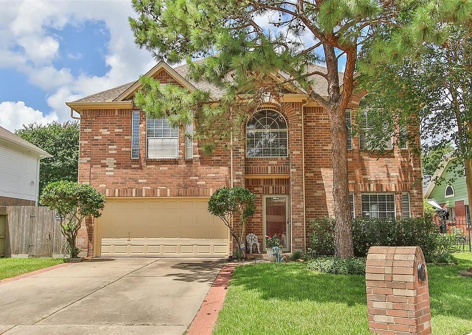 Enjoy the wonderful curb appeal in this cul-de-sac setting.