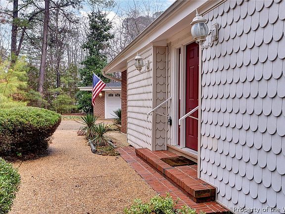 2nd image of 136 Mill Neck Rd