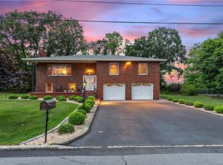 4 Rosemary Ln, New Windsor, NY 12553
