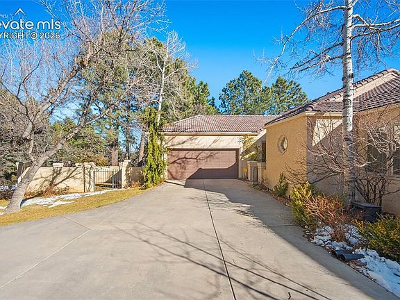 2nd image of 1425 W Cheyenne Mountain Blvd
