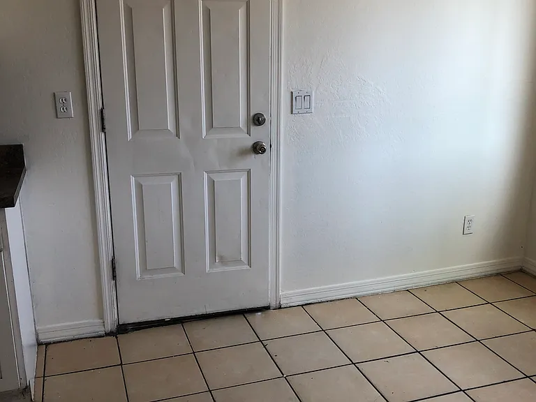 10202 N 9th Ave #1 — Photo 7