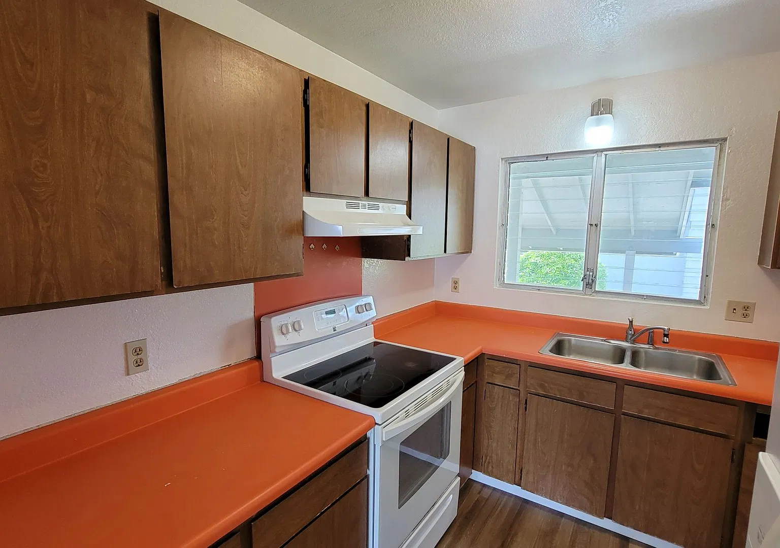 "Waiau Garden Court" 2 bedroom 1 bath Townhome with 1 parking — Photo 1