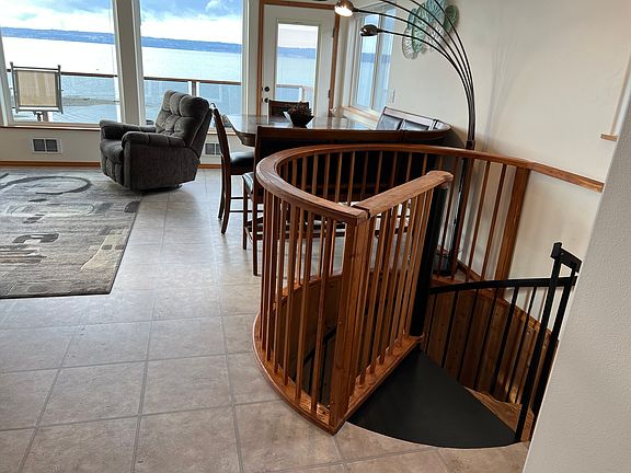 3rd image of 18604 Soundview Dr NW
