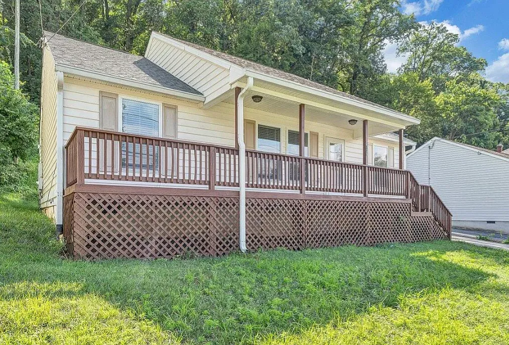 Large front porch - 739 Riverland Rd SE