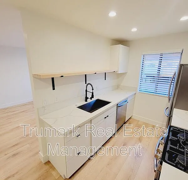 1422 E Maple St #7 — Photo 5
