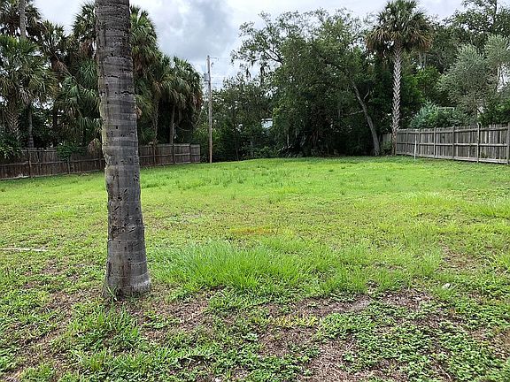 3rd image of 2608 S Hawthorne Cir