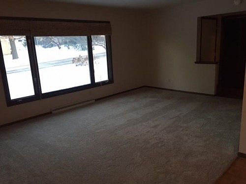 4th image of 562 S Hillcrest Dr