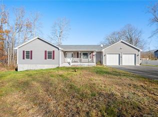 2 Monahan Dr, Uncasville, CT 06382