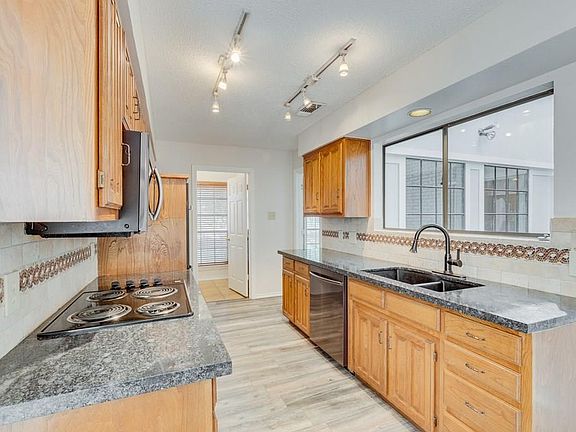 4th image of 3412 Woodside Dr