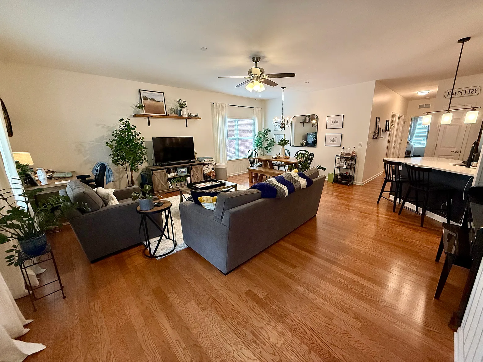 2 bed, 1350 sqft, $2,500 — Photo 4