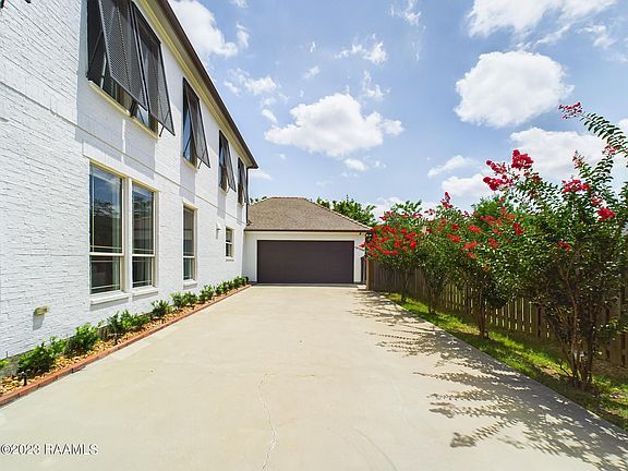 3rd image of 111 English Gardens Pkwy