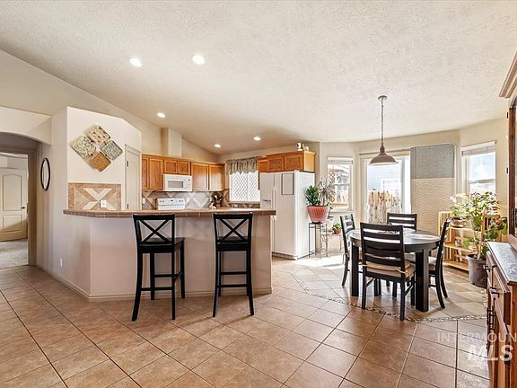 3rd image of 723 W Mariah Ave