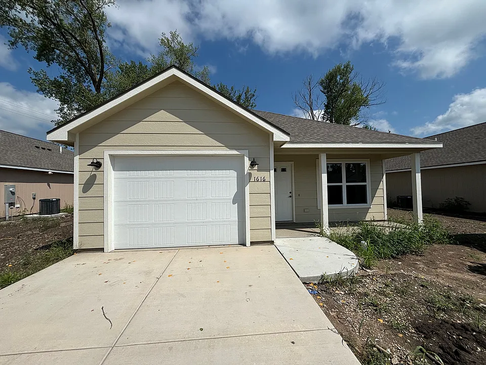 1616 Hill Valley Dr