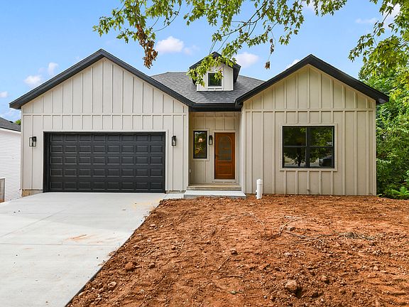 2nd image of 606 E Oak Leaf Court