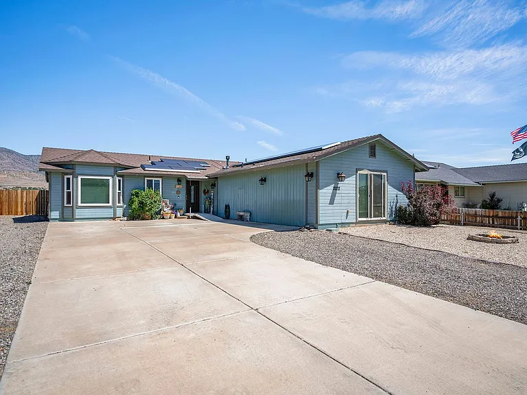 2072 Lonnie Ln — Photo 2