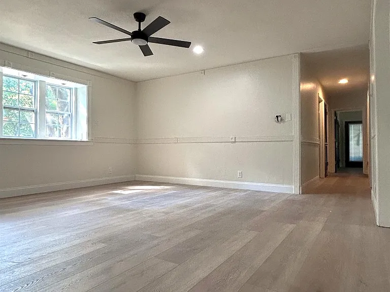 439 Brady Ln — Photo 12