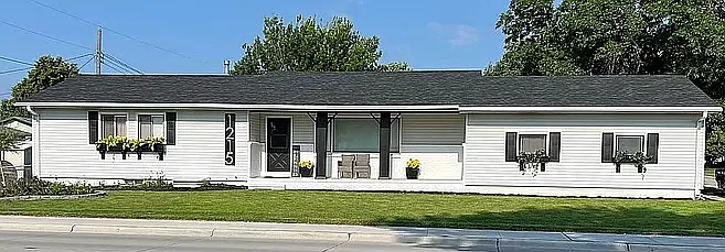1215 E 33rd Dr
