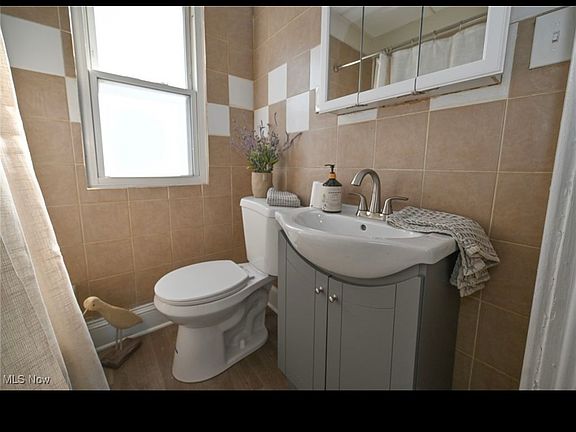 4th image of 1359 W 69th St #1361