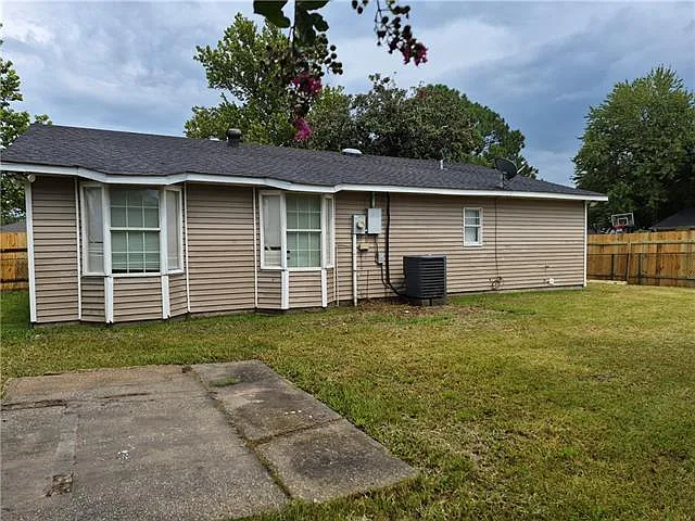 4 bed, 2.0 bath, 1500 sqft, $1,700 — Photo 2