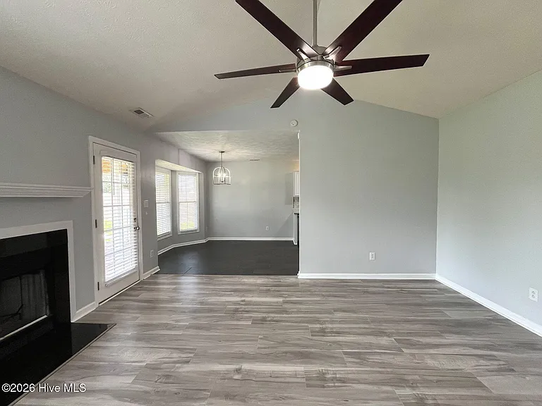 108 Chapel Hill Dr — Photo 2