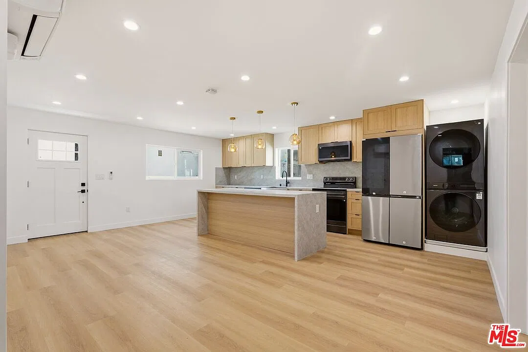 3 bed, 2.0 bath, 1200 sqft, $5,200 — Photo 2