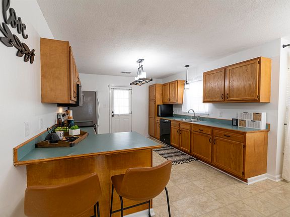 5th image of 413 Cavaness Dr