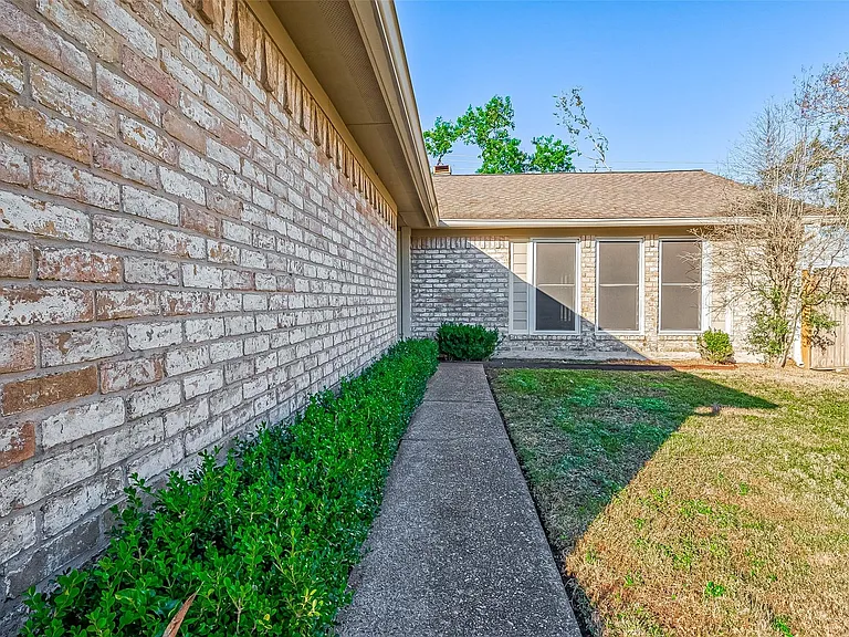 610 Bienville Ln — Photo 4