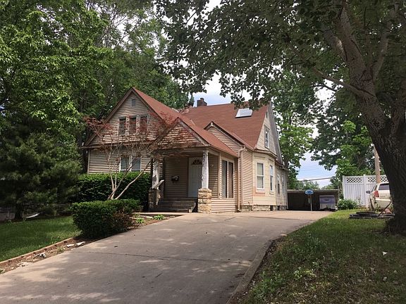 3rd image of 311 N Clinton Pl