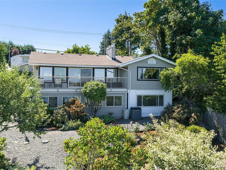 1st image of 2640 Departure Bay Rd