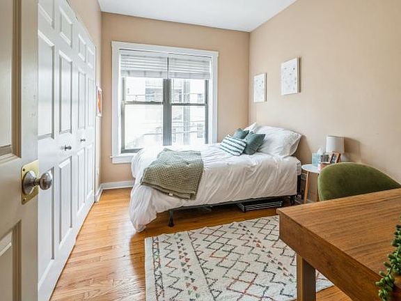 3rd image of 905 W Cornelia Ave APT 2W