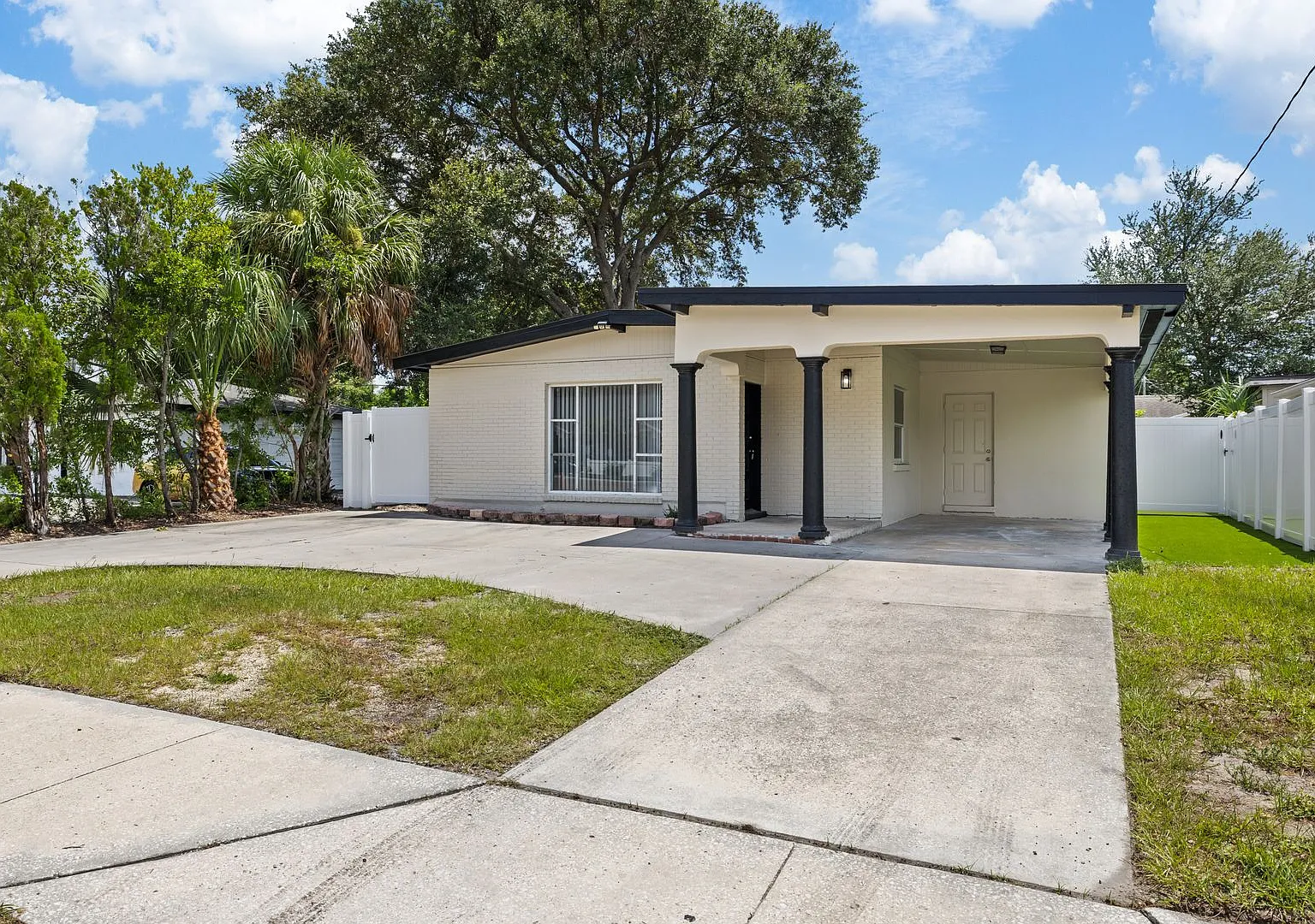 Cozy Single Family Home Available Now! (Utilities Included) — Photo 2
