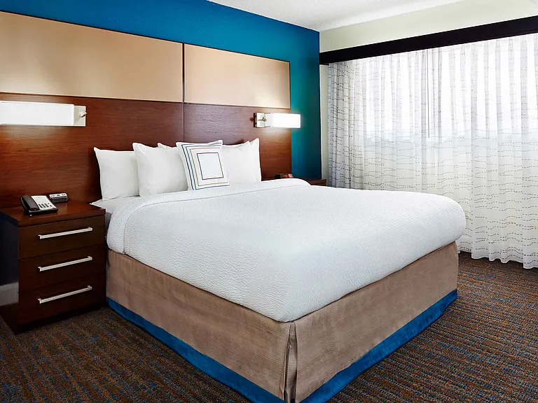 Deluxe Studio - 1 King Bed