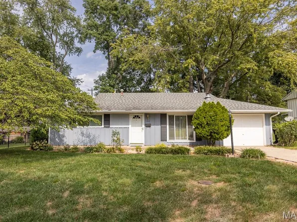 1205 Salem Dr, Belleville, IL 62221