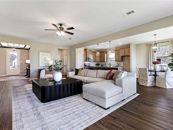 5th image of 8 E Priscilla Ln