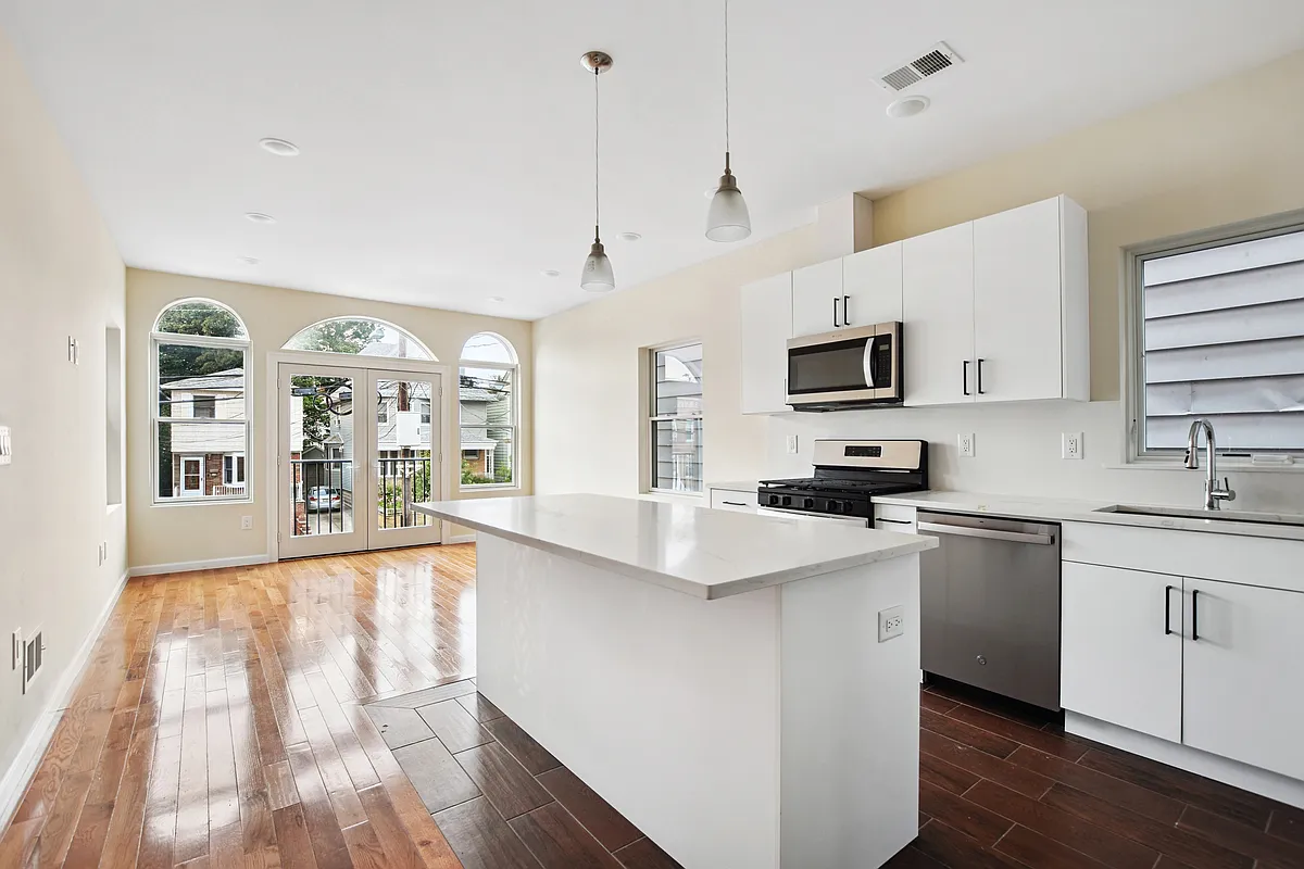 Building Photo - 90 W 45th St #1