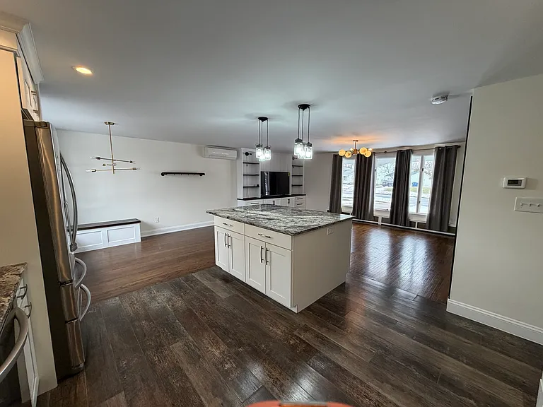 715 Edgewater Dr — Photo 4