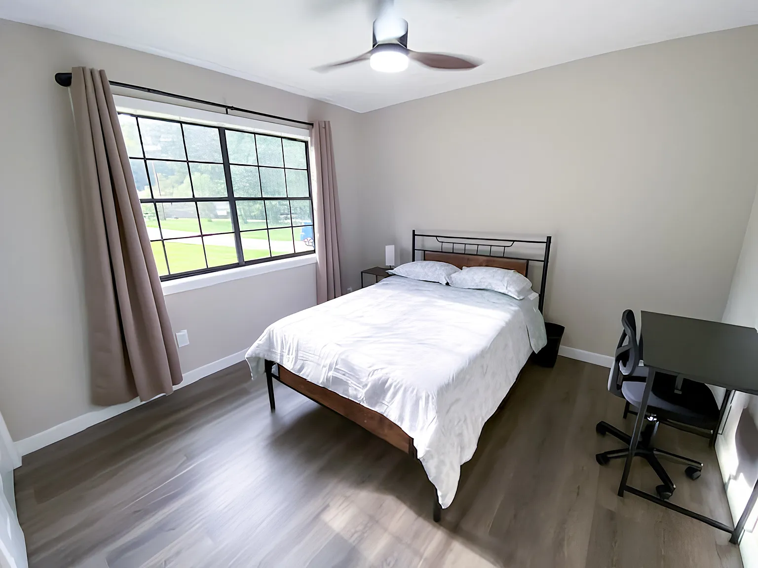 4 bed, 1.5 bath, 1624 sqft, $819 — Photo 2