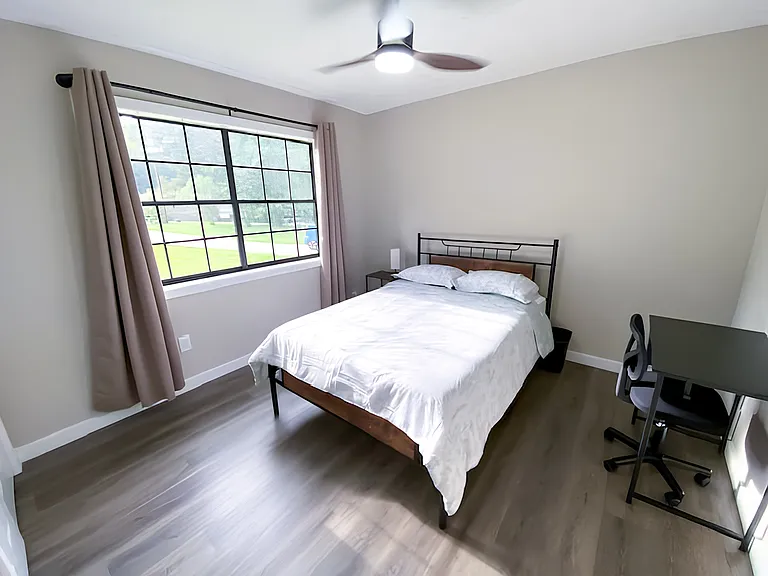 Vienna Room - 
Very large room, reach in closet, full size 10"Memory Foam mattress and ceiling fan, 2 lamps