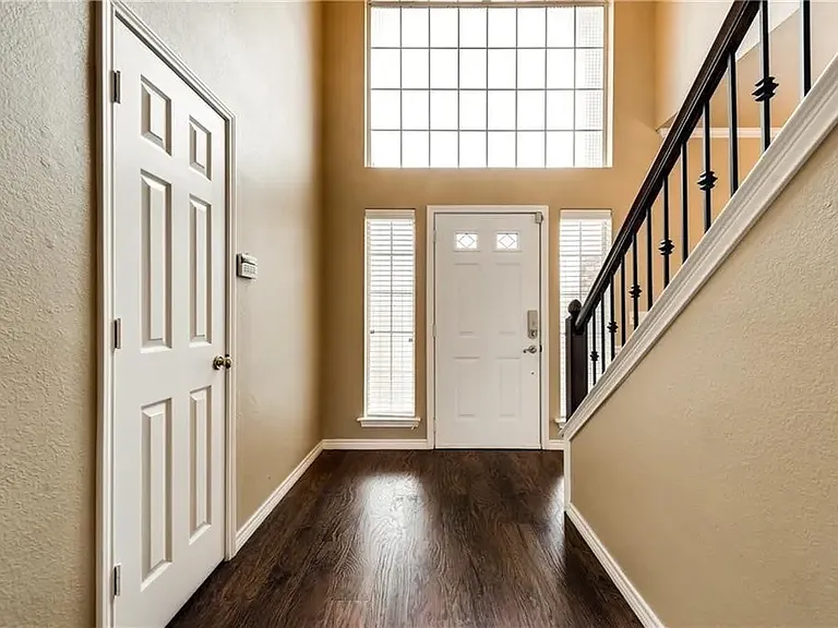 1504 Country Ln — Photo 4