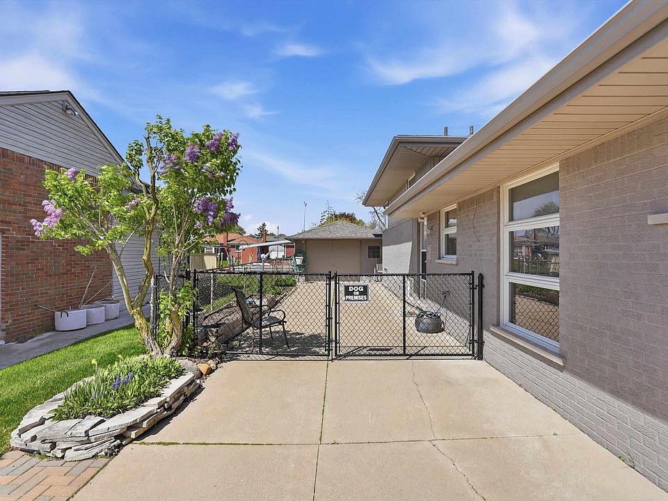 22445 Lange St, photo 30