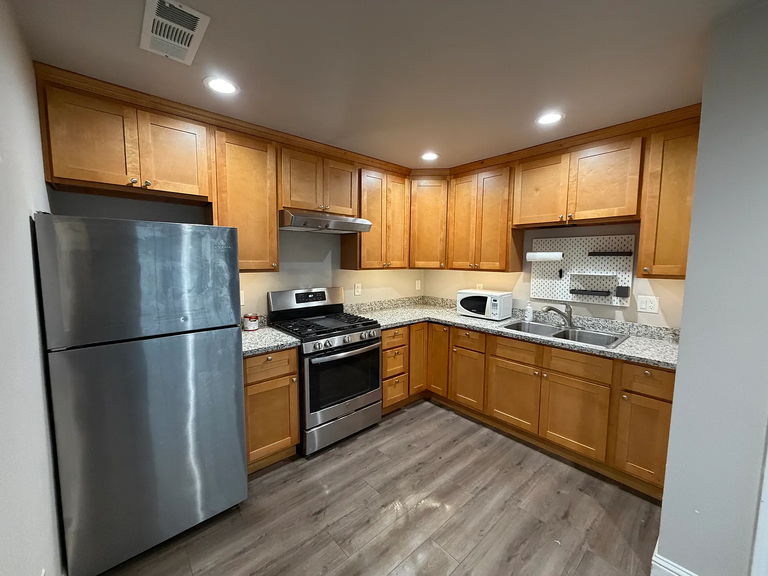2 bed, 1.5 bath, 800 sqft, $3,500 — Photo 2