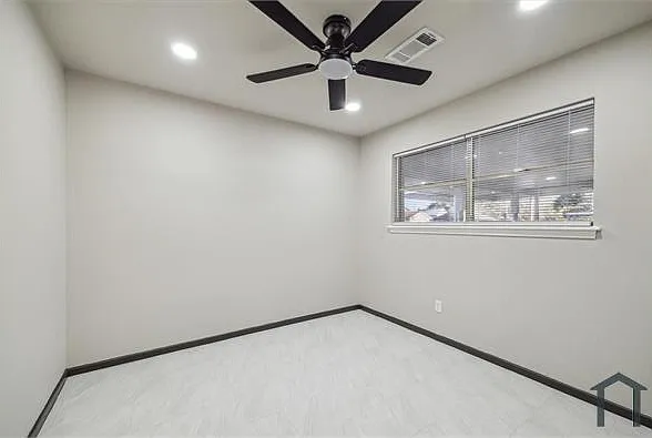 412 Lyndale Dr — Photo 5