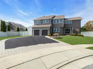 18 Daisy Court, Farmingdale, NY 11735