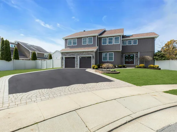 18 Daisy Court, Farmingdale, NY 11735