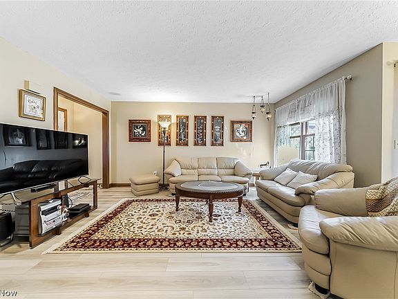 3rd image of 4837 Hawthorn Ln