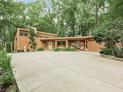 393 N Main St, Chagrin falls, OH, 44022