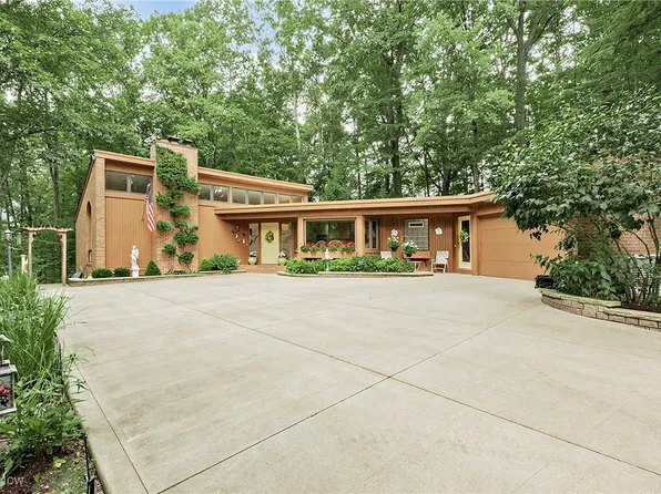 393 N Main St, Chagrin Falls, OH 44022