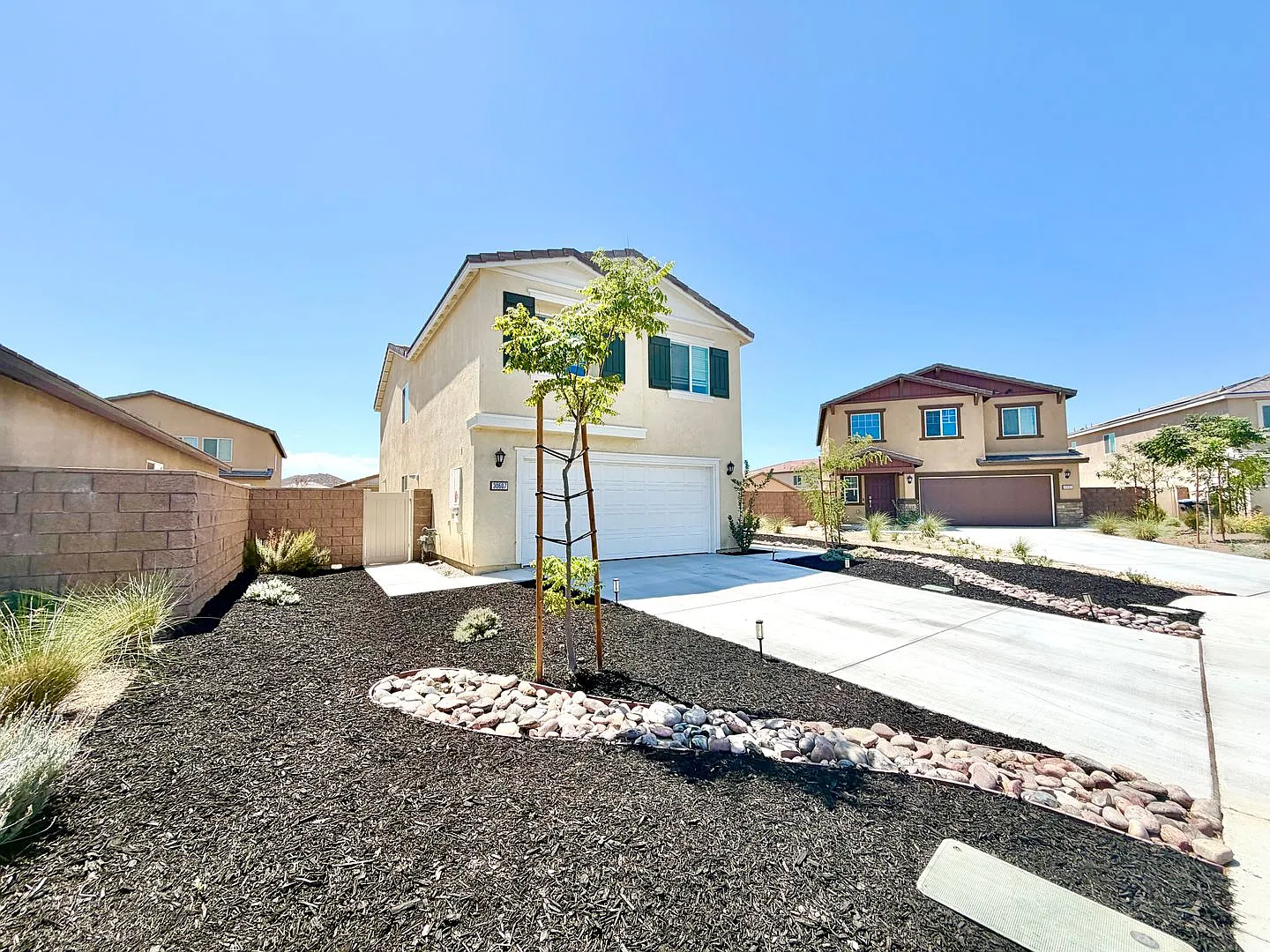 Spacious Pradera Pointe 4 Bedroom 3 Bathroom Home With Included Solar & Large Backyard — Photo 2