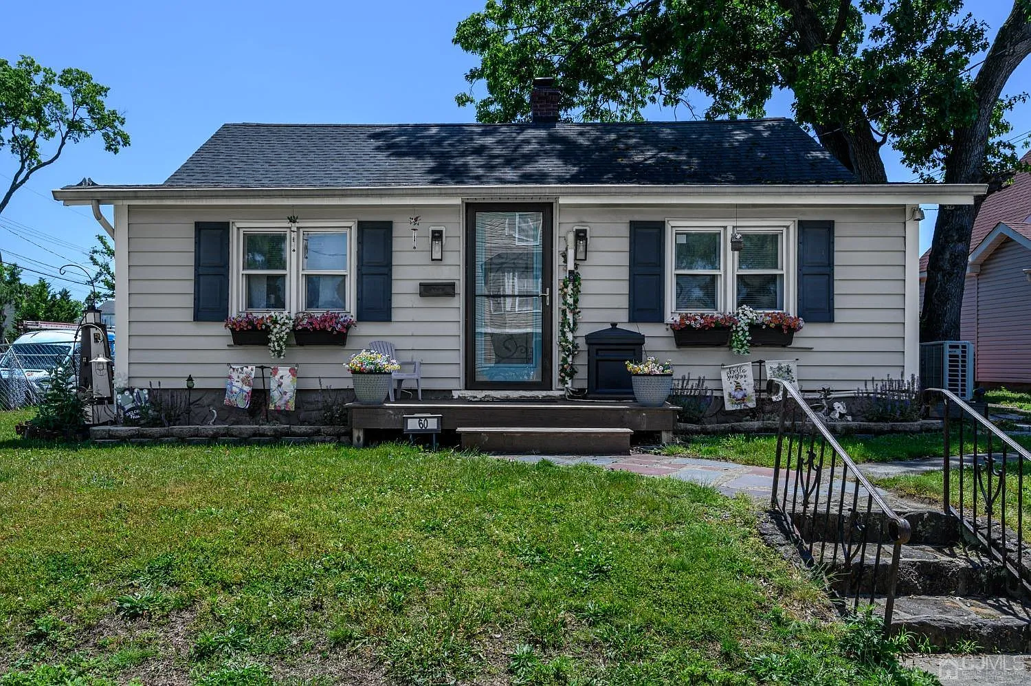 60 Lawrence Ave photo 1